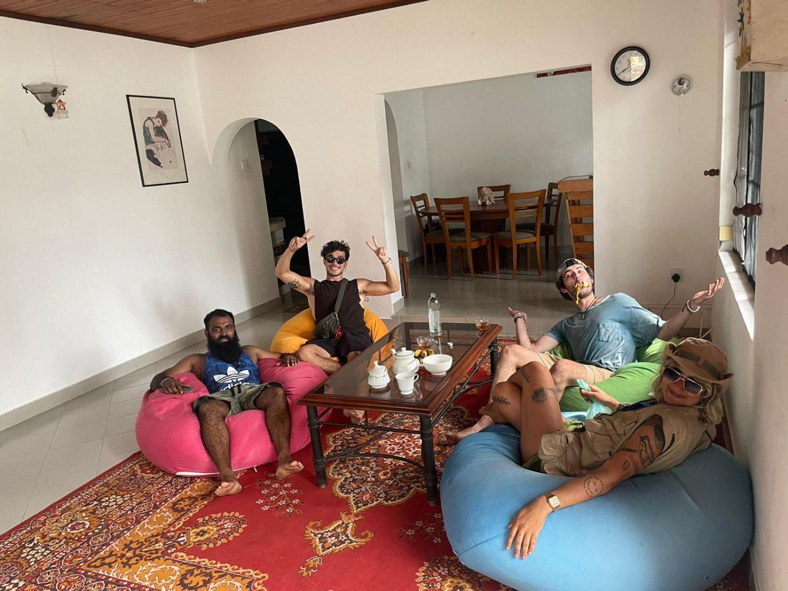 Sky Hostel Negombo Eksteriør billede